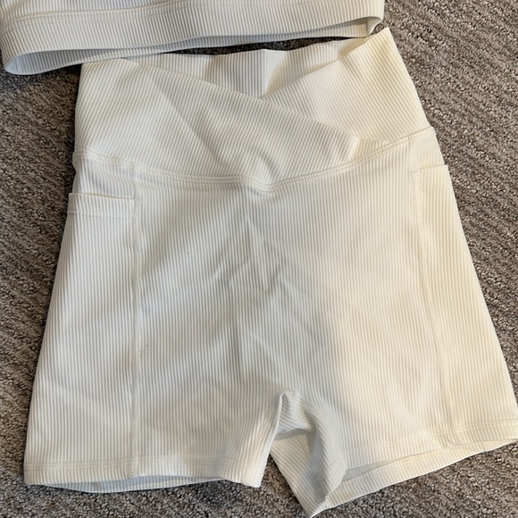 Bike shorts spandex booty shorts & sports bra set size small NEW - Picture 2 of 3